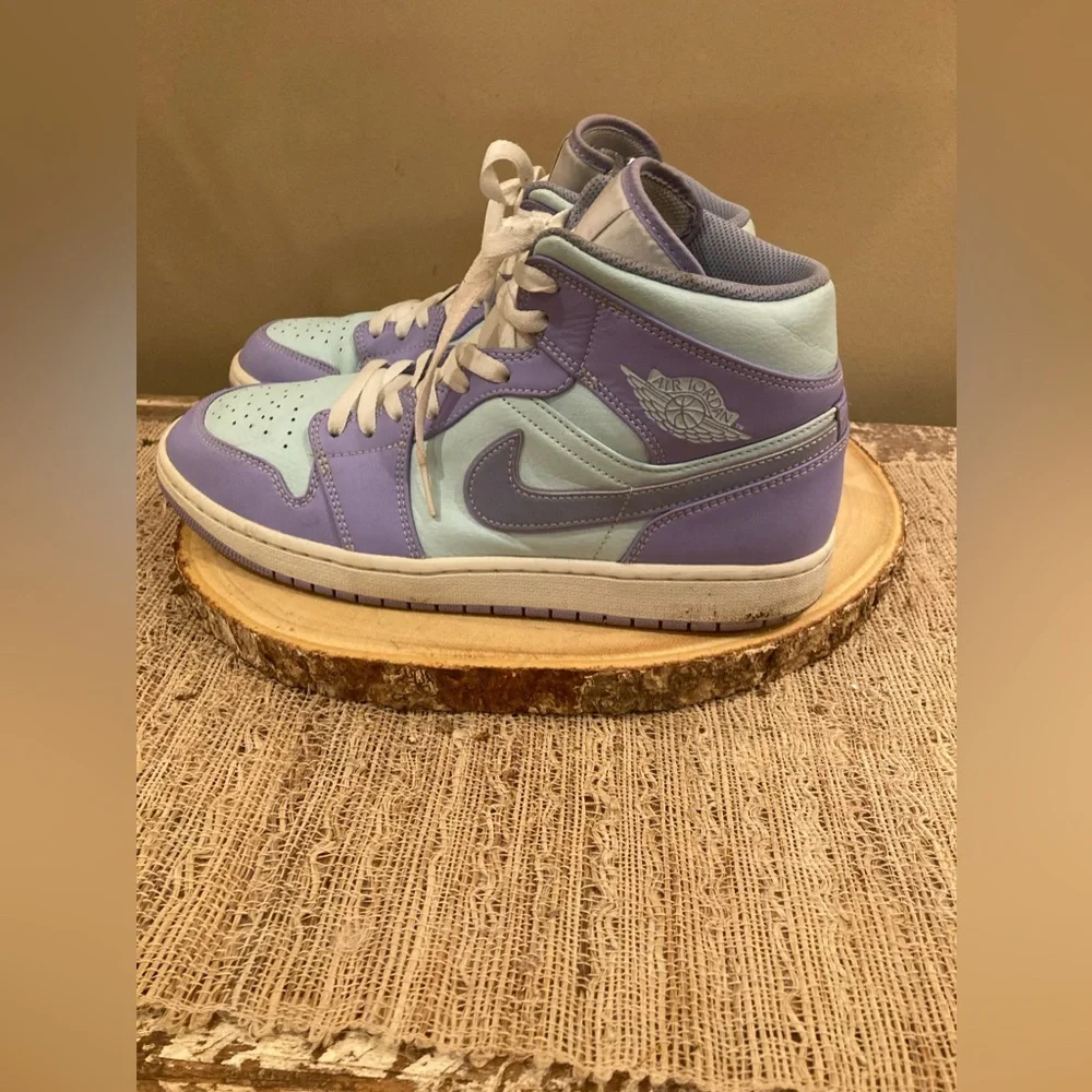 Air Jordan 1 Mid Purple Pulse 554724-500 Sz-11 White & Purple‎